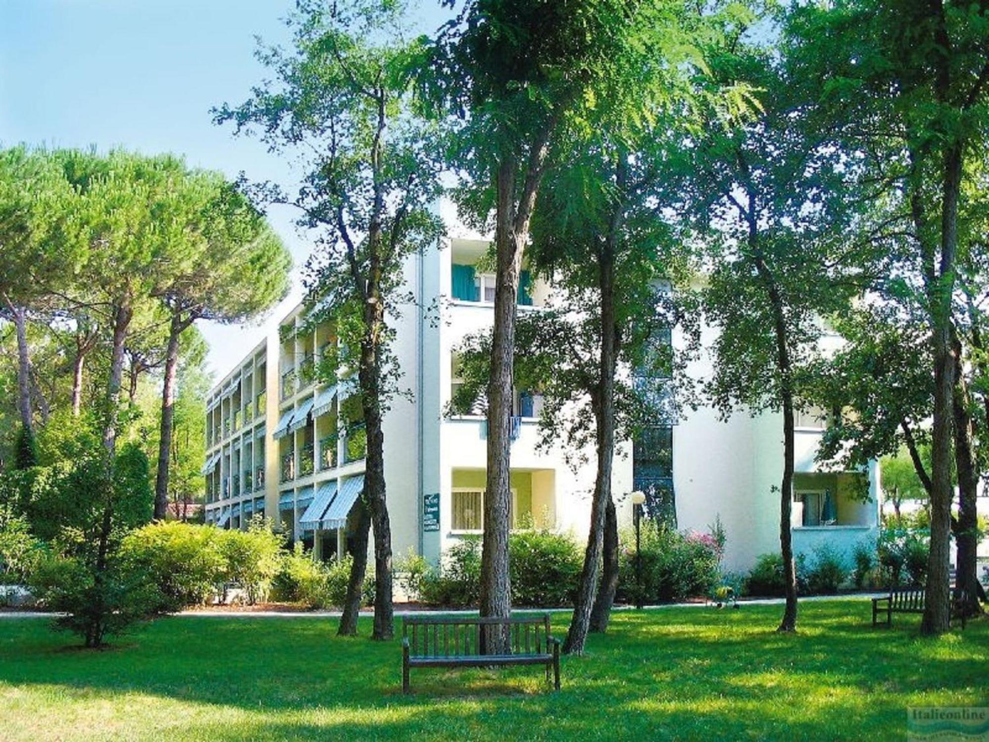 Residence Pinewood Бибионе Экстерьер фото